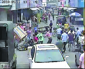 飞车贼挥刀夺包 警民合力围堵