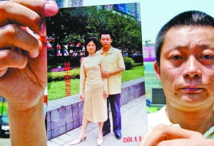 男子酒后打跑妻子 举着照片在街头苦寻图