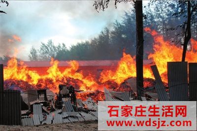 大兴木材加工厂起火燃烧5小时