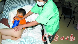 男童遭钢管插入肛门深达10厘米