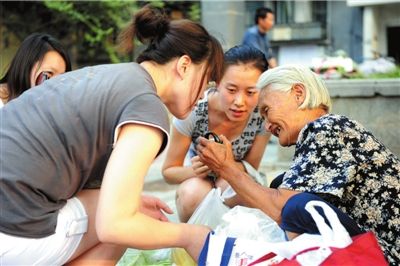 “果蔬奶奶”卖菜过活走红网络