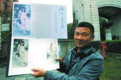 湖北一学校门口挂巨幅裸女画