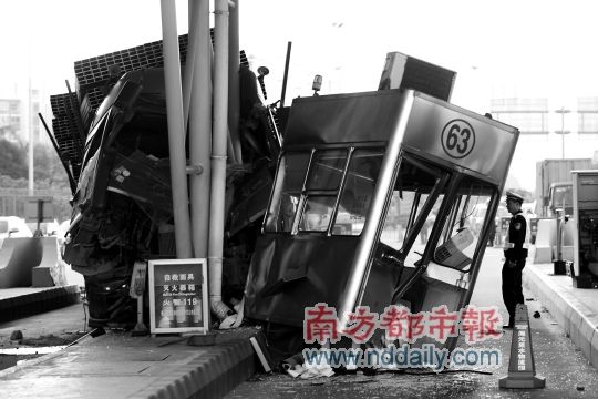货车疑因避让抢道小车撞飞收费亭图