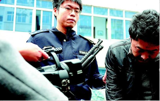 出租车司机夜扮乘客抢劫同行