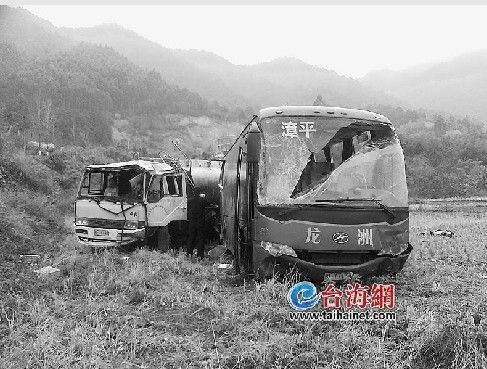 中巴车与油罐车滑出路面致2死6伤