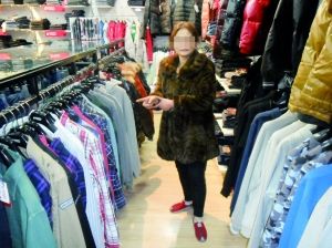 姑妈诱惑侄女偷窃衣服