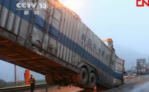 半挂车刹车失灵“爬”上隧道顶