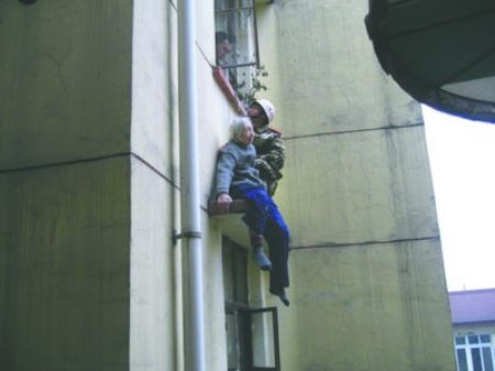 老人将窗户错当门跨出去 有惊无险