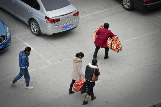 夫妻欲将病亡女儿送回老家 将遗体装编织袋内图